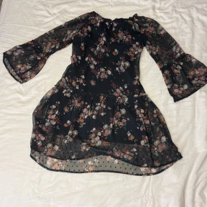 Klänning - Blommig trekvartsärmad klänning med spets.