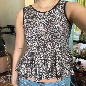 Leopard topp med volanger - Fint skick!🫶🏻