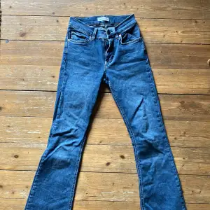 Ett par blå jeans från märket Perfect Jeans. Byxorna har en klassisk design med en dragkedja med knappstängning. De är i storlek 34 och har en normal passform. Använda men i mycket bra skick 9/10. Skicka dm vid frågor eller prisdiskussion.