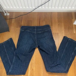 Mörkblåa jeans  - Säljer dessa mörkblåa jeans från H&M då dom inte längre kommer till användning, inga defekter och knappt använda 💗 