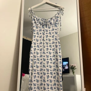 Blommig klänning  - Shein klänning som inte kommer till användning, bara använd 1 gång.   Säljer för 110kr