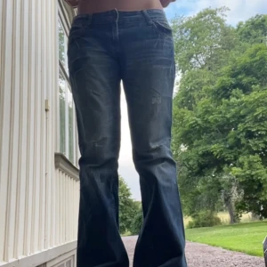  vintage jeans från only - säljer mina secondhand köpta jeans från only!! Supersnygga men de är lite stora på mig! Midja rakt över:43cm, innerbenslängd:80cm, inga defekter mer än lite slitna vid hälarna
