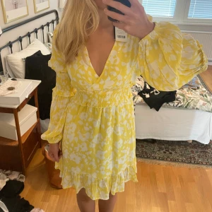 Vit och gulblommig sommarklänning  - Storlek 36, aldrig använd och har kvar prislappen