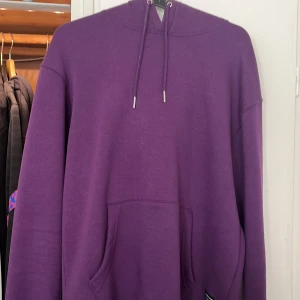  Jack&Jones lila hoodie - En lila varmare hoodie från j&j använd några enstaka gånger