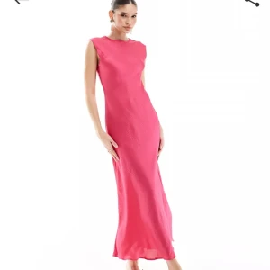 NY rosa sommarklänning - Rosa midiklänning från ASOS som är helt ny, lappen sitter kvar. Jätteskönt svalt tyg, perfekt för sommaren! Nypris 459 kr