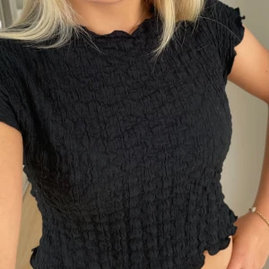 Svart topp - Superfin svart topp från zara! Toppen är i storlek S. Använd fåtal gånger så mycket fint skick. Pris kan diskuteras. Bara att höra av sig vid frågor eller önskemål om fler bilder!🖤