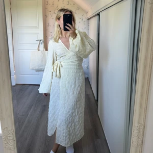 NA-KD klänning - Gul klänning från NA-KD med vida ärmar, storlek S.