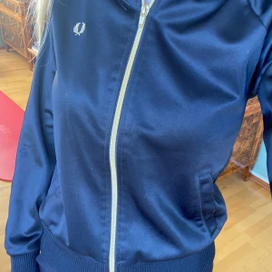 Fred Perry jacka  - Säljer denna jättefina Fred Perry jacka! Bra skick! 💗 osäker på om det är barnstorlek eller inte.