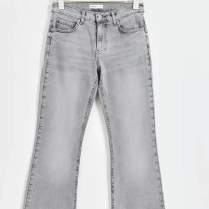 Gråa jeans  - Säljer mina jättefina jeans som är sparsamt använda!💗
