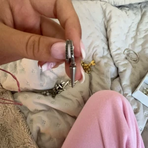 Edblad nit örhängen  - Ena niten är borta men bortsett fårn de i mycket gott skick! ❤️sälj billigare då de bata finns en nit❤️