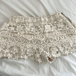 Spetsshorts - Dragkedjan på sidan e sönder men den går nog att laga💕