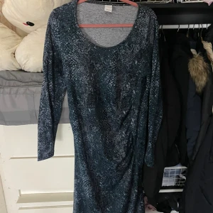 Klänning  - Ok skick vad jag ser priset är absolut diskuterbart och har du funderingar så tvecka inte på att höra av dig🥰