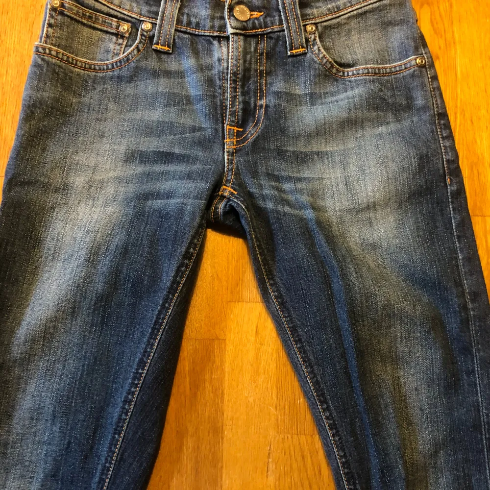 Säljer dessa Nudie jeans storlek 25/32.    Säljer de för jag har växt ur de. Jeansen har inga defekter och är i nyskick.. Jeans & Byxor.