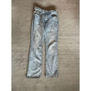 Jeans - Lite slitna på baksidan av höger ben 💞