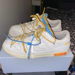 Off White Dunks Lot 34 - Tjena säljer nu dessa riktigt feta off white dunksen då de är lite för små för mig… de är storlek 47 men skulle säga att de är mer 46/46.5 i storleken, riktigt feta använda sparsamt, nypris ligger på typ 7 lax så ni gör ett riktigt kap här🤹‍♂️💯