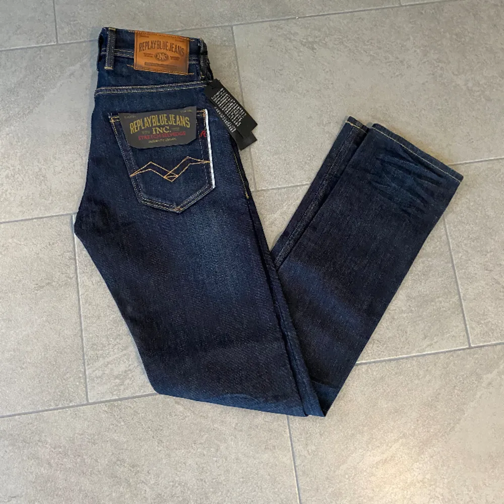 Tjena, säljer dessa helt nya replay jeans med tags.  Skriv vid fler bilder/funderingar. Jeans & Byxor.