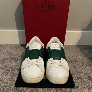 Valentino Opens - Fina Valentinos som är i bra skick!  Box och dustbag följer med på köpet.  Storlek 36 1/2 men passar 37