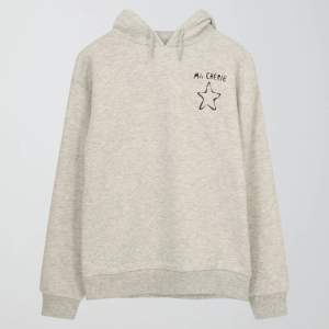 Jag säljer denna super fina Ma chérie hoodien från Gina Young i storlek 146-152 men passar xs-s den är oxå slut såld💘🪩😍