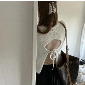 Stickad tröja  - Säljer denna as snygga tröja med öppen rygg, bilderna är från tjejen jag köpte den av💕