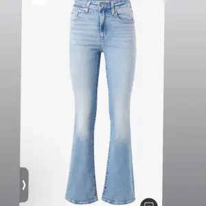 Säljer mina bootcut jeans från levis 725 modellen som jag köpt på ellos. Helt oavända men dragit bort prislappen. Nypris: 1250 