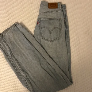 Levis jeans - Levis jeans bra skick. W28 och L33, säljer pågrund av att de inte längre passar mig 💕modell high loose.