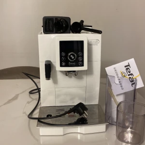 Delonghi kaffemaskin  - Sprillans ny Delonghi kaffemaskin. Aldrig använd bara stått hemma. Nypris 6000kr. 