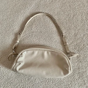 ZARA beige / krämvit axelväska - Använd fåtal gånger men den är i nyskick, utan anmärkningar.