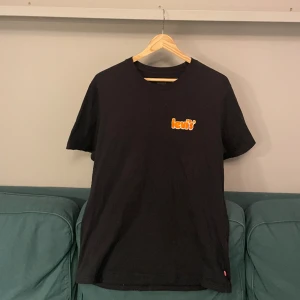 Levis T-shirt - En schysst Levis T-shirt med fleece tryck. Bra material och är knappt använd! 