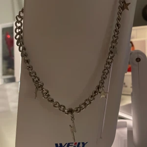 Halsband - Ett halsband med stjärnor och blixt. Knappt använd🩷