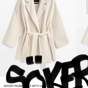 Söker denna short robe coat with vents från Massimodutti i storlek S. Skriv gärna om du säljer.  
