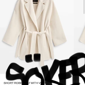 SÖKER KAPPA - Söker denna short robe coat with vents från Massimodutti i storlek S. Skriv gärna om du säljer.  