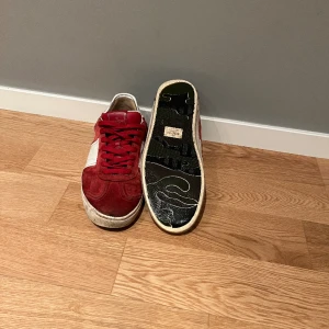 Valentino flycrews  - Ett par väl använda valentino flycrews i storlek 44 säljer den billigt då dom bara har 15/22 nitar kvar