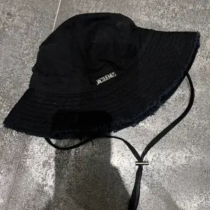 Svart jacquemus bucket hat ser exakt ut som den äkta. Går att justera storleken på baksidan. Använd köp nu! (ej äkta)