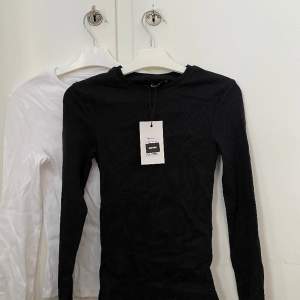 En svart och vit basic tröjor i ribbat tyg från bikbok i storlek xs. Aldrig använda🌷båda för 80kr eller en för 50kr🤩