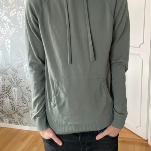 Fet merinoull hoodie  - 10/10 skick inte använd alls då jag köpte fel storlek i butik. Riktig snygg 1300kr nypris 