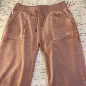 Ljusrosa juicy byxor🥰 - Säljer ett par ljus rosa juicy byxor som knappt är använda❤️