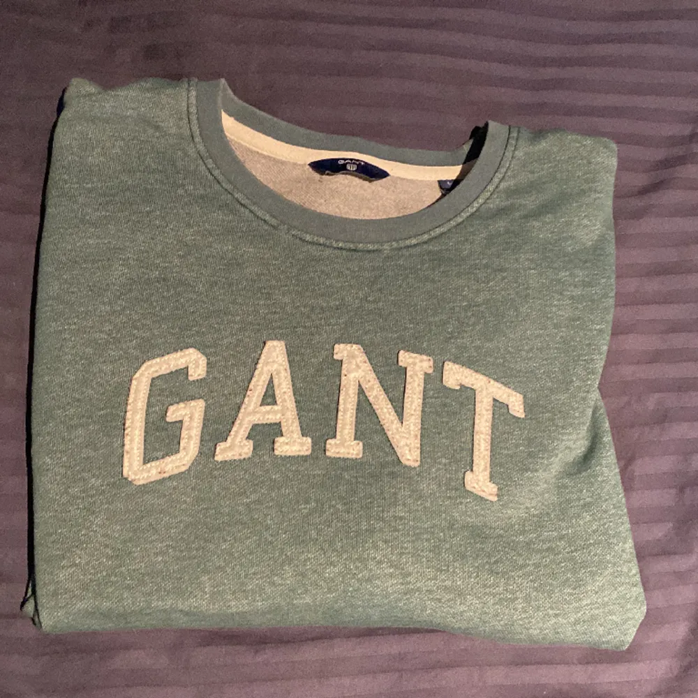 En fin Gant tröja i storlek L men sitter mer som M|| färgen är grön och i bra skick. Vid funderingar fråga oss!!. Hoodies.