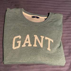 En fin Gant tröja i storlek L men sitter mer som M|| färgen är grön och i bra skick. Vid funderingar fråga oss!!