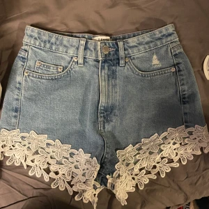 Jättefina shorts !! - Jättefina shorts med lite blommigt nertill, superfina !❤️‍🔥❤️‍🔥 Strl 34