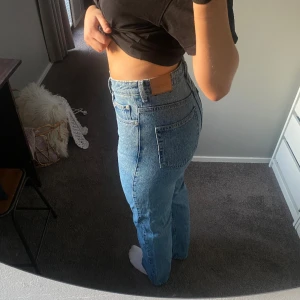 Blå jeans från Weekday - Högmidjade blå jeans från weekday💕 I väldigt fint skick! 