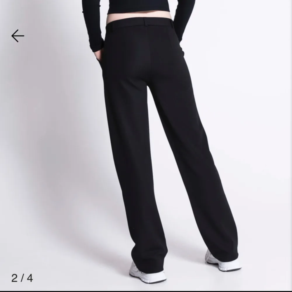 Low waist kostymbyxor från lager 157. Köpte av en tjej på Plick men de passade inte mig så jag säljer dom, har inga defekter eller annat. Nypris 200 kr💞. Jeans & Byxor.