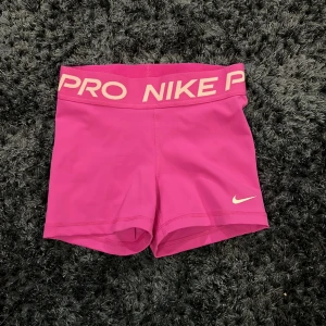 Rosa Nike pro shorts strl XS - Rosa Nike pro shorts i strl XS. Ändvända en gång. Säljer för 300. Pris kan diskuteras💗