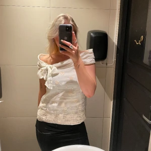 Blus - En jättefin krämvit topp, använd få gånger! Perfekt till middag eller sommaren💞💞