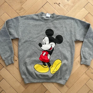 Vintage 90-tal mickey mouse - Vintage 90s gildan mickey mouse california crewneck jättefin och rätt liten barnstorlek