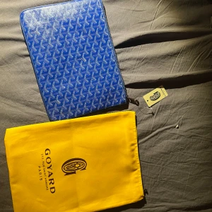 Goyard datorfodral  - Säljer detta sjukt snygga datorfodral i färgen ”Navy blue” från Goyard🙌 Modellen heter ”Sénat MM Pouch” Storlek: 20x30cm Nypris 910€ Hör av er vid frågor.