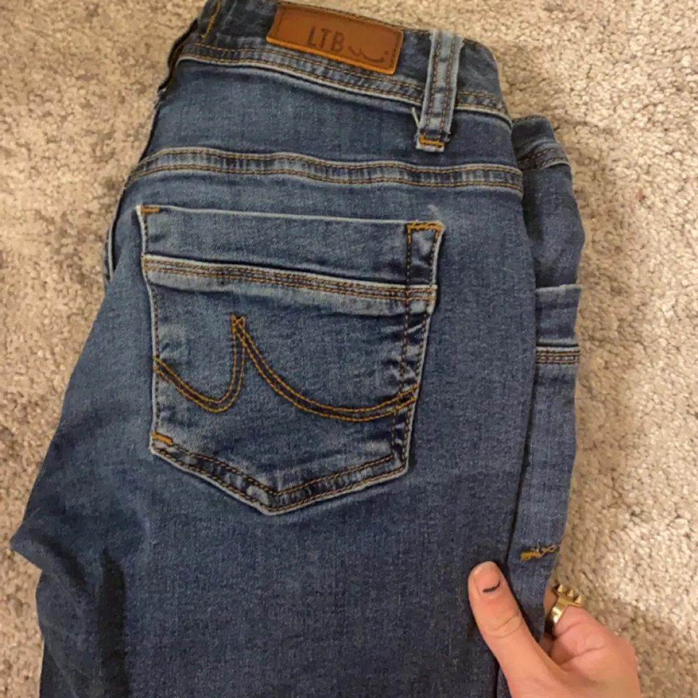 säljer mina ltb jeans i storlek 26/32😁materialet är ganska stretchigt så passar även 27 och 28💗jag är 165 och de sitter perfekt i längden på mig. säljer pga att de inte kommer till användning😁💗. Jeans & Byxor.