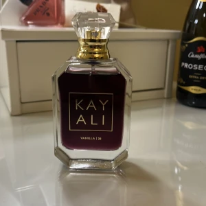 Parfym - En ny parfym som endast används några få gånger, säljer pågrund av att jag fick en annan parfym som jag använder mer. Den luktar väldigt mycket vanilj och är en varm doft 🩷