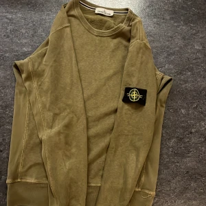 Stone island tröja  - En skön stone tröja i storlek M, köpt på NK. Nästan aldrig använd, 8/10 skick.