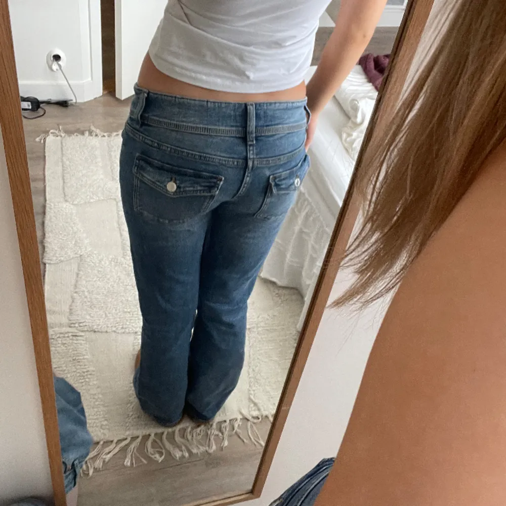 Säljer dessa skit snygga jeans men fickor där bak💕 jag är 169cm lång och midjemåttet rakt över är 36,5cm. Det finns resår som man kan göra de mindre i midjan också💕klicka gärna köp nu. Jeans & Byxor.