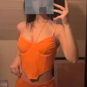 Orange topp - En fin neonorange topp som jag köpte till en festival men aldrig kom till användning och nu bara skräpar i garderoben.. (Passar bättre på dem med större byst)  Original pris 100kr